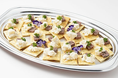 【Ｌサイズ】ミートパテとサワークリーム オニオンサラダのカナッペ【約10人前】